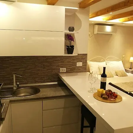 Romantic Old Town Apartman